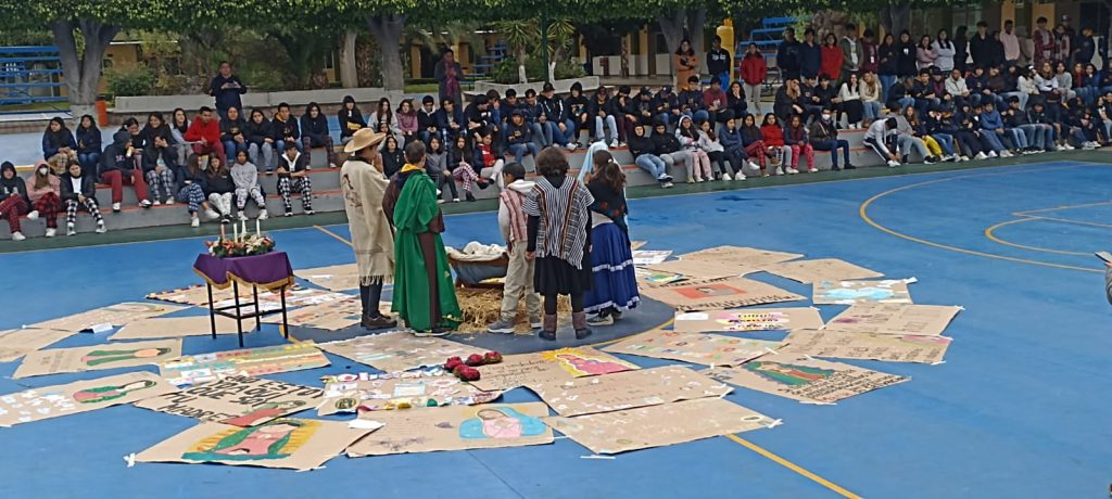 Alumnos de Pastoral en actividad de obra de teatro